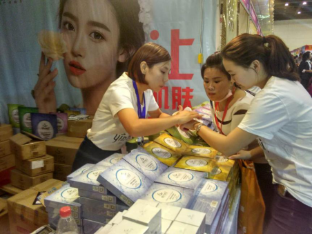 尹潤姬現(xiàn)身2016鄭州國際美博會(huì)  明星產(chǎn)品引搶購
